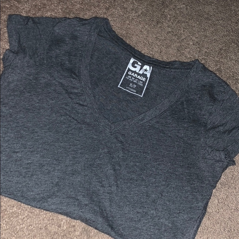 V NECK TEE